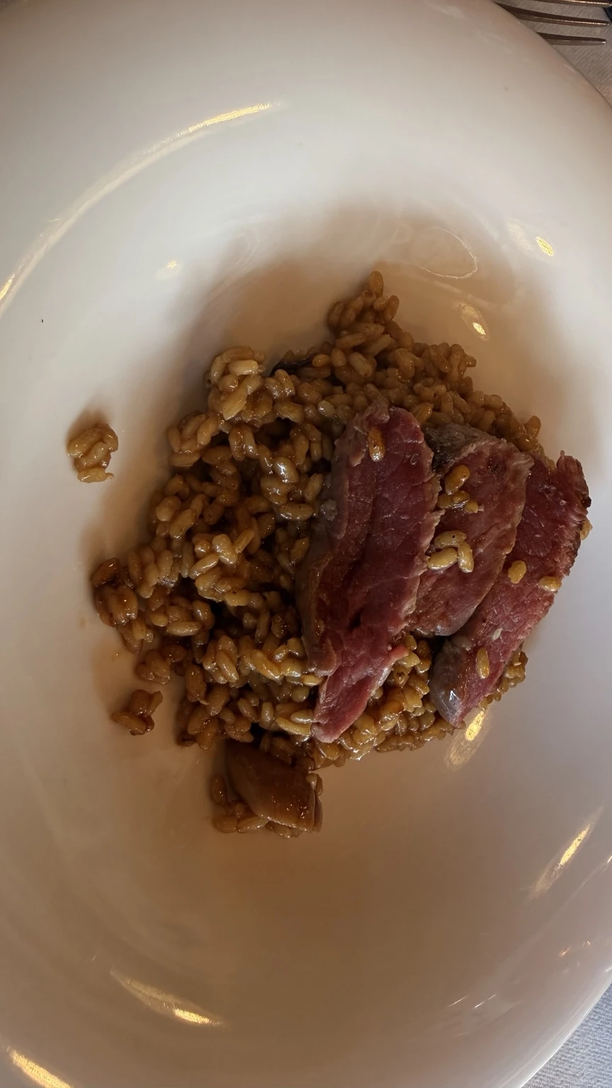 Ración servida del arroz de Angus con hongos y ave de Kanala Beach