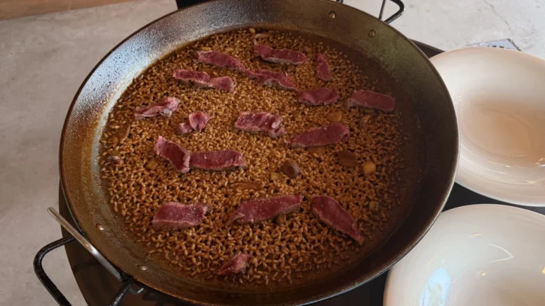 Arroz de Angus con hongos y ave servido en paella en Kanala Beach