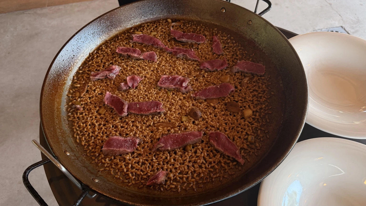 Arroz de Angus con hongos y ave servido en paella en Kanala Beach