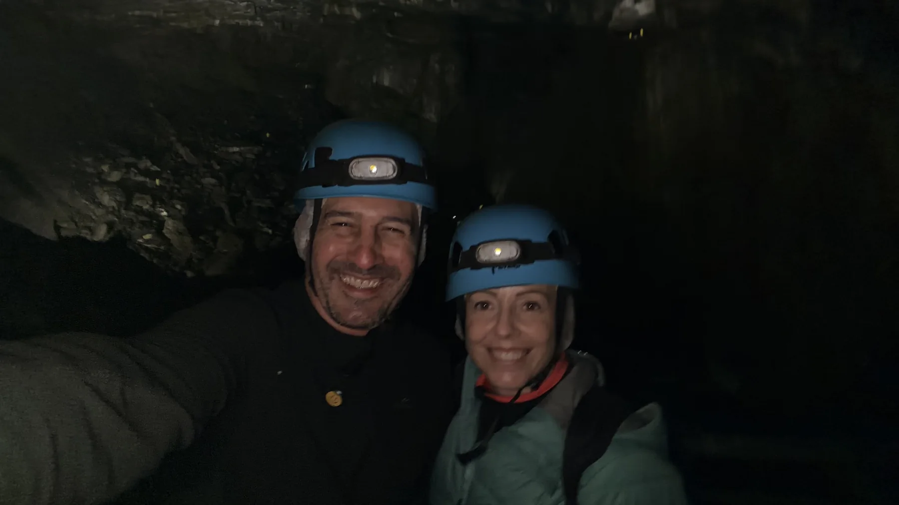 Txema y Alaitz con casco y frontal dentro de La Verna