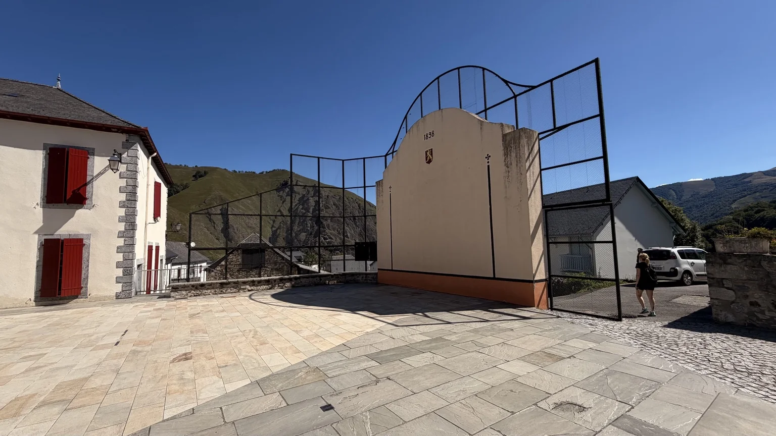 Frontón junto a la plaza de Larrau en un entorno de montaña