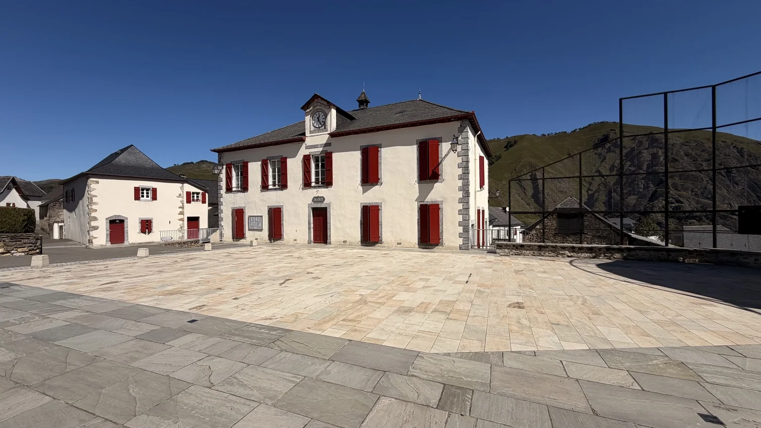 Plaza de Larrau con la Mairie y edificios de contraventanas rojas