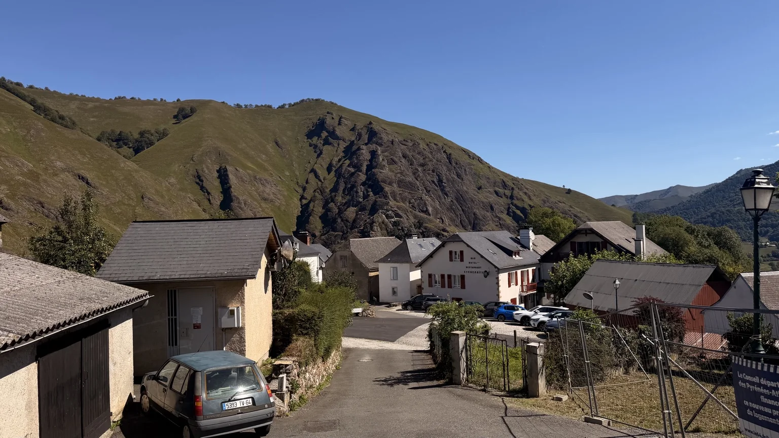 Vista del pequeño núcleo de Larrau rodeado de montañas pirenaicas