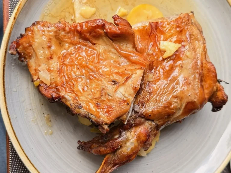 Cabrito asado servido con patatas en Restaurante Mahoh