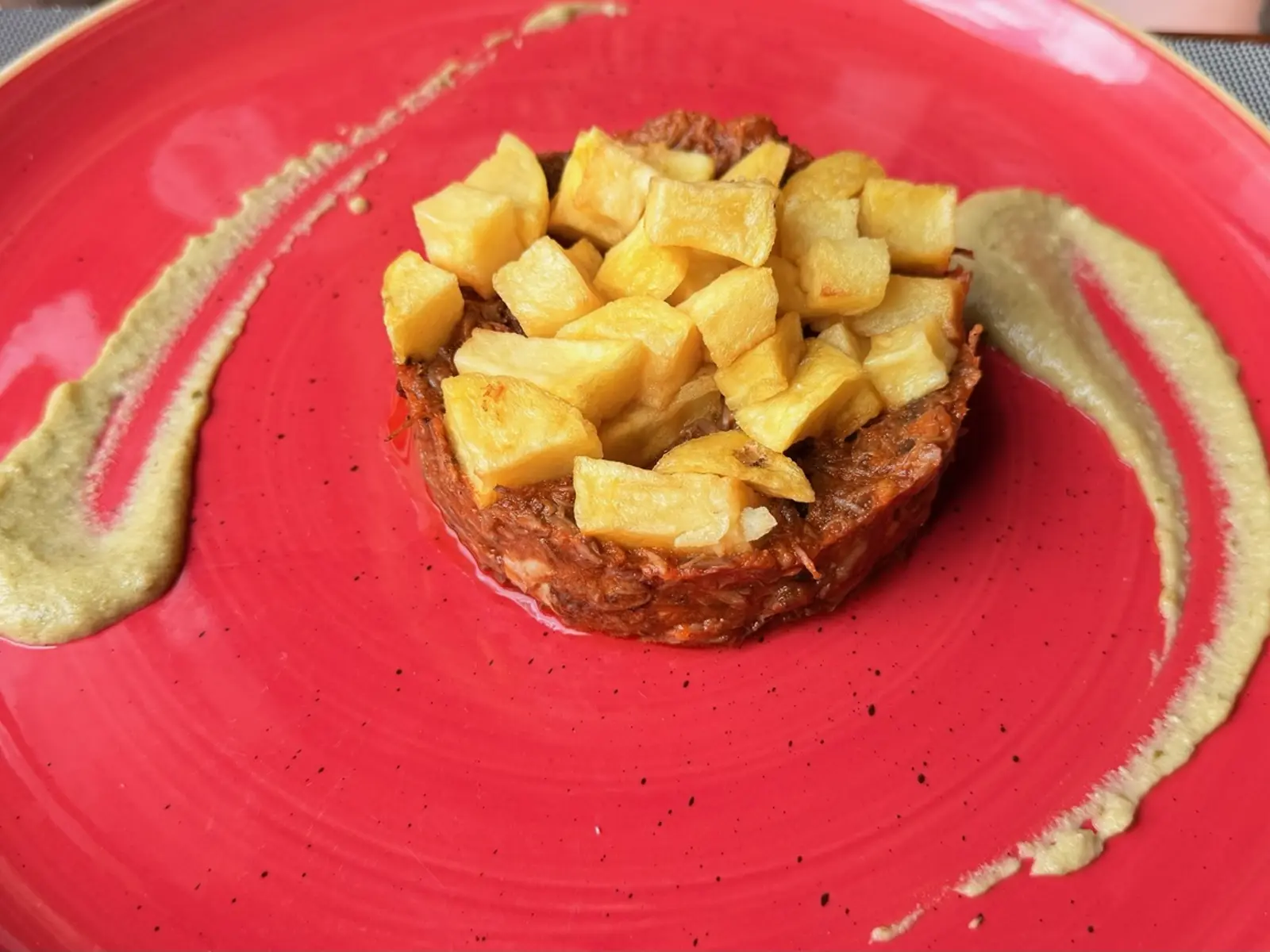 Carne de cabra con patatas servida en Restaurante Mahoh