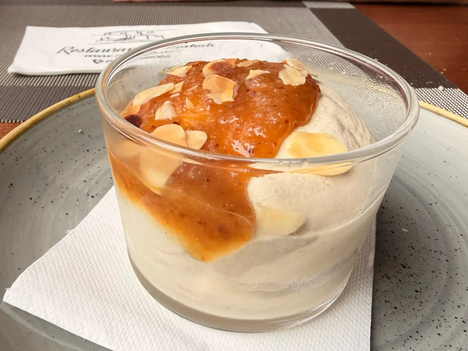 Mousse de gofio con salsa y almendras en Restaurante Mahoh