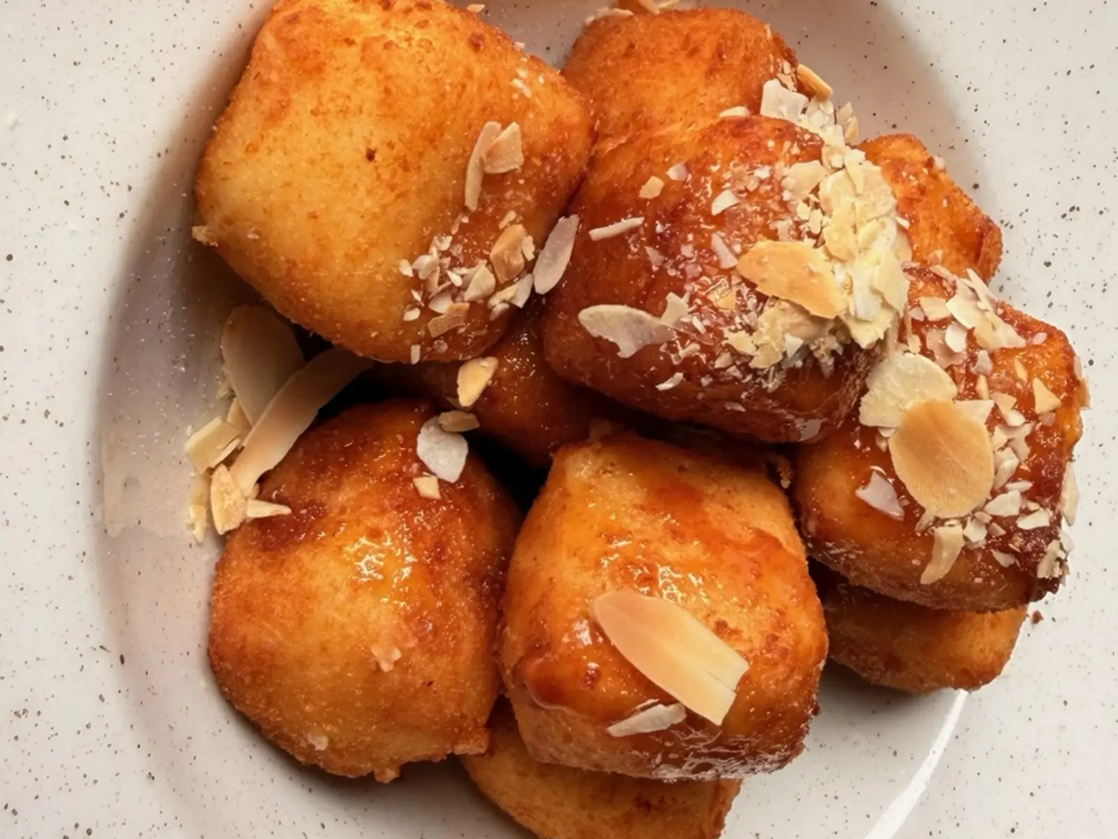 Queso frito con guarapo y almendras en Restaurante Mahoh