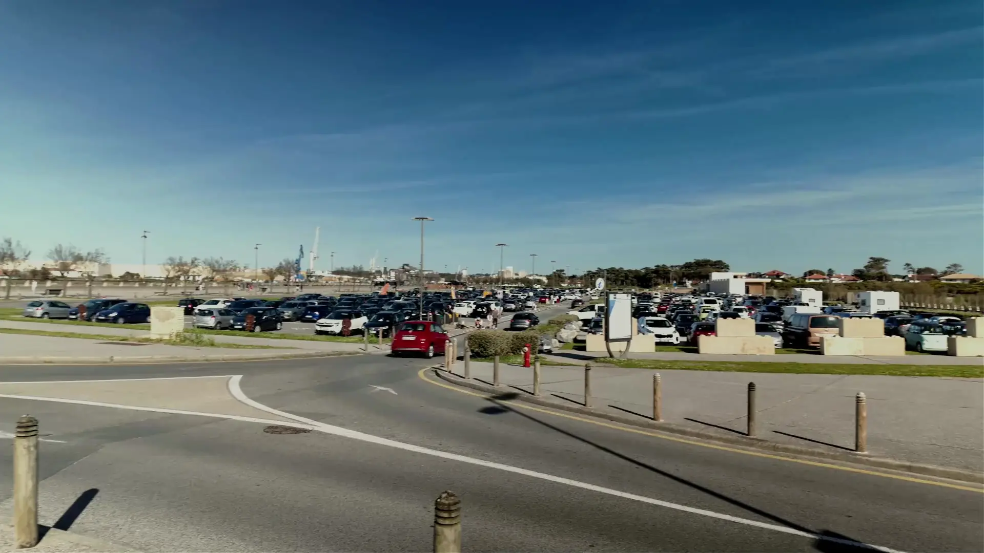 Amplia zona de aparcamiento junto a La Barre en Anglet