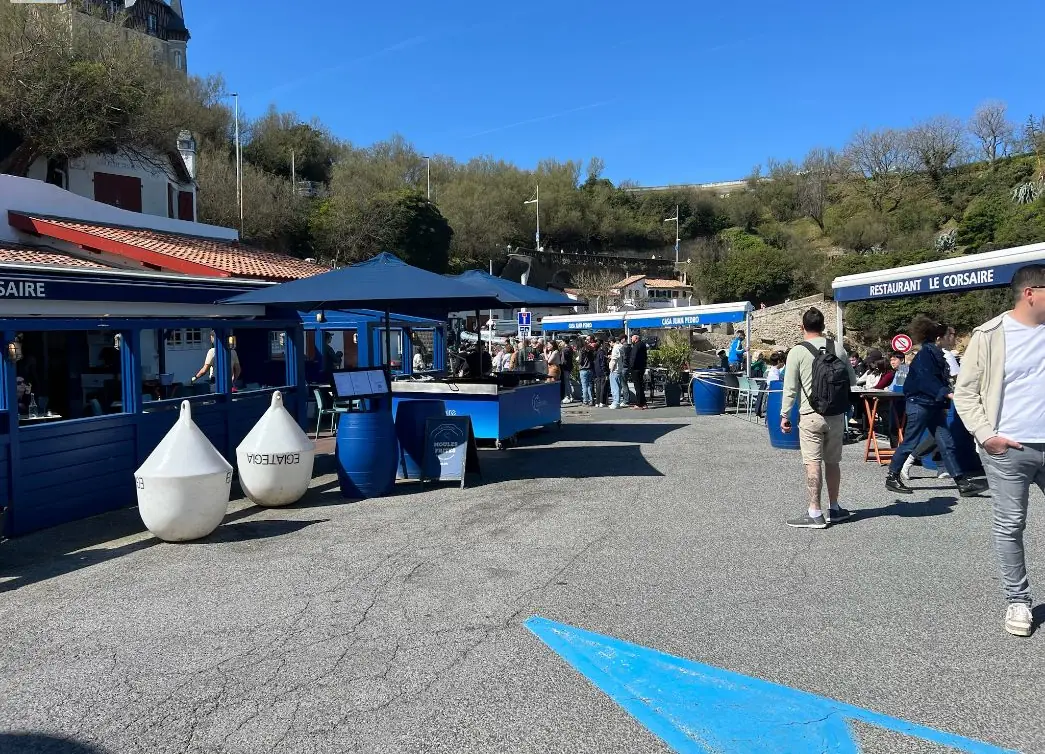 Paseo y casetas del Port des Pêcheurs de Biarritz
