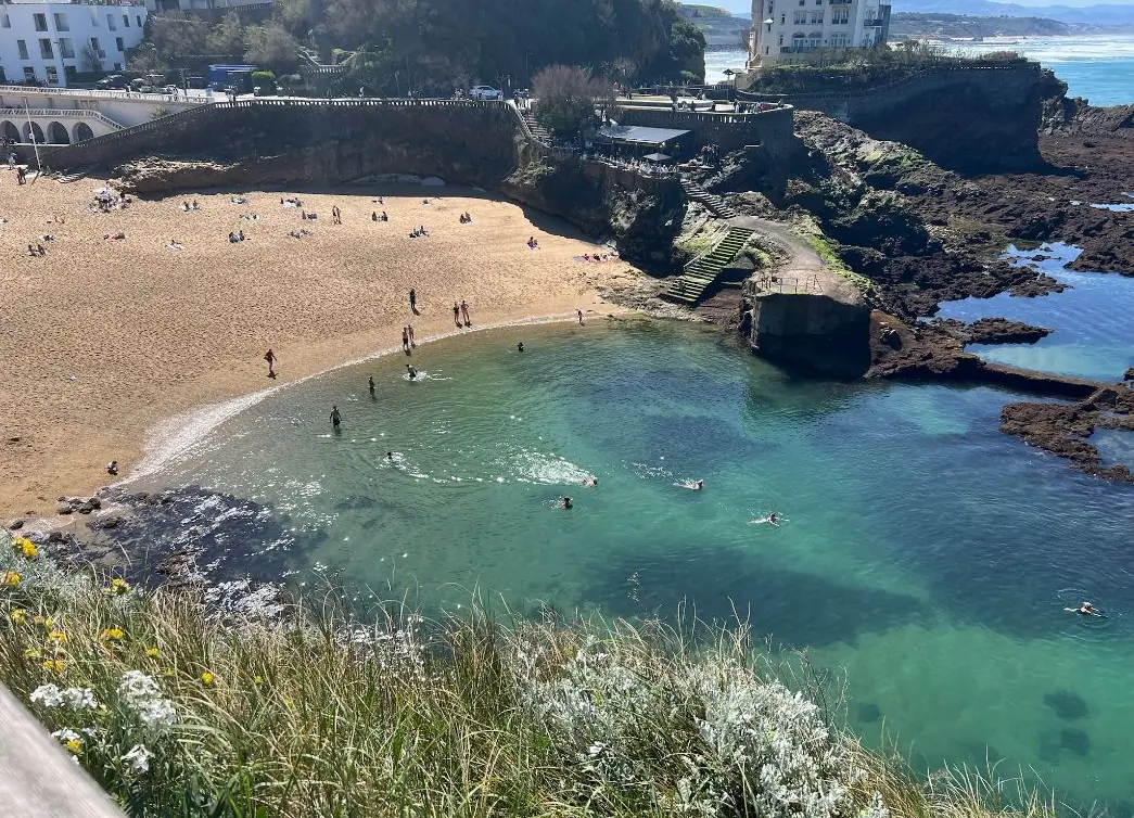 Cala de Port-Vieux rodeada por la costa rocosa de Biarritz