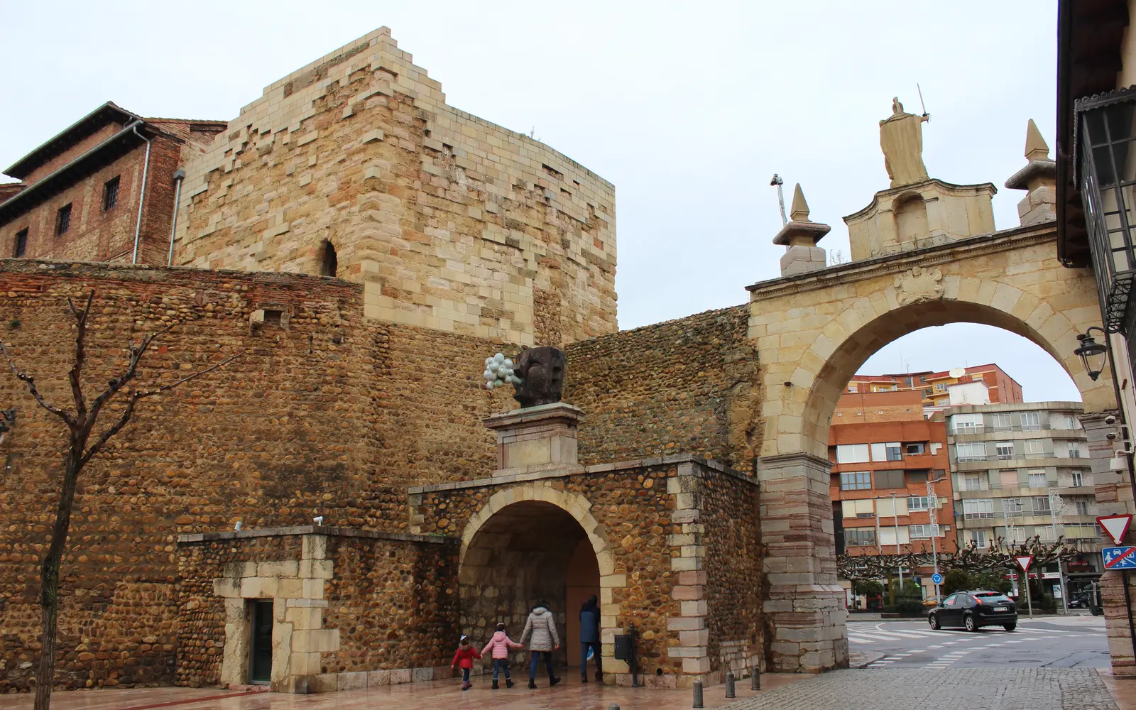 Puerta de la Cárcel y muralla