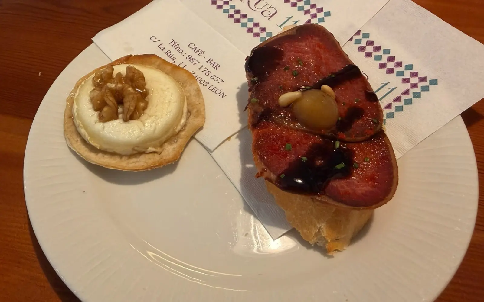 Dos pinchos servidos en Rúa 11