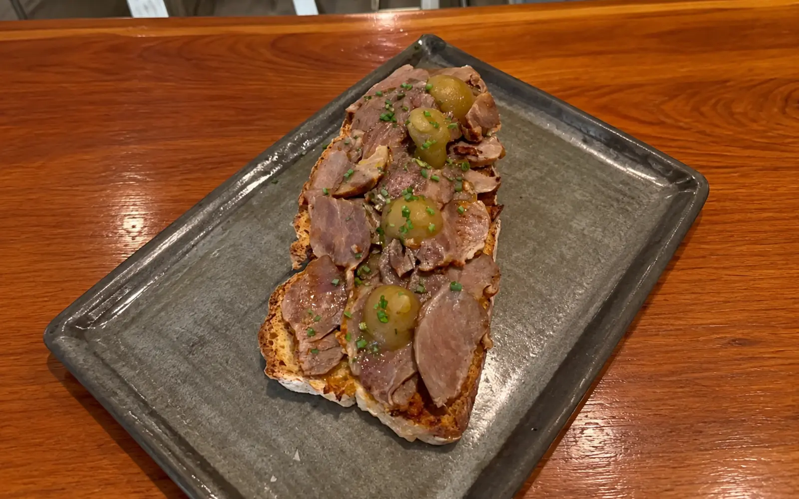 Tosta completa servida en Rúa 11, sin marcos laterales