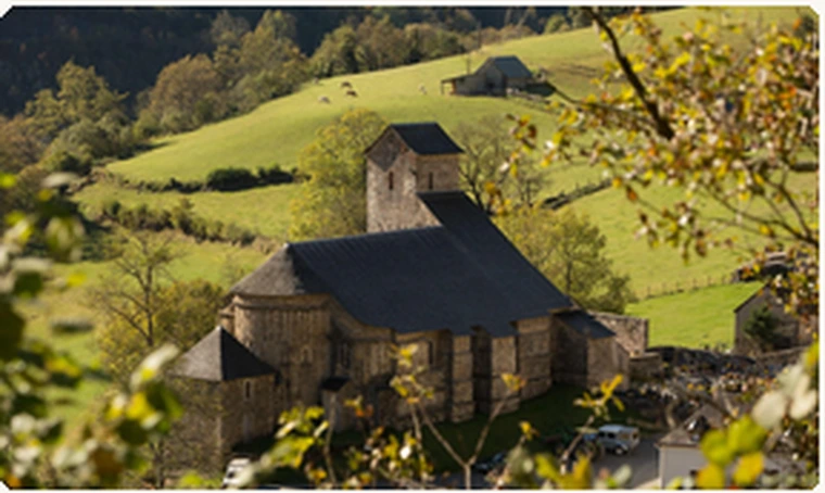 Iglesia románica de Sainte-Engrâce junto al cementerio y las montañas de Alta Zuberoa