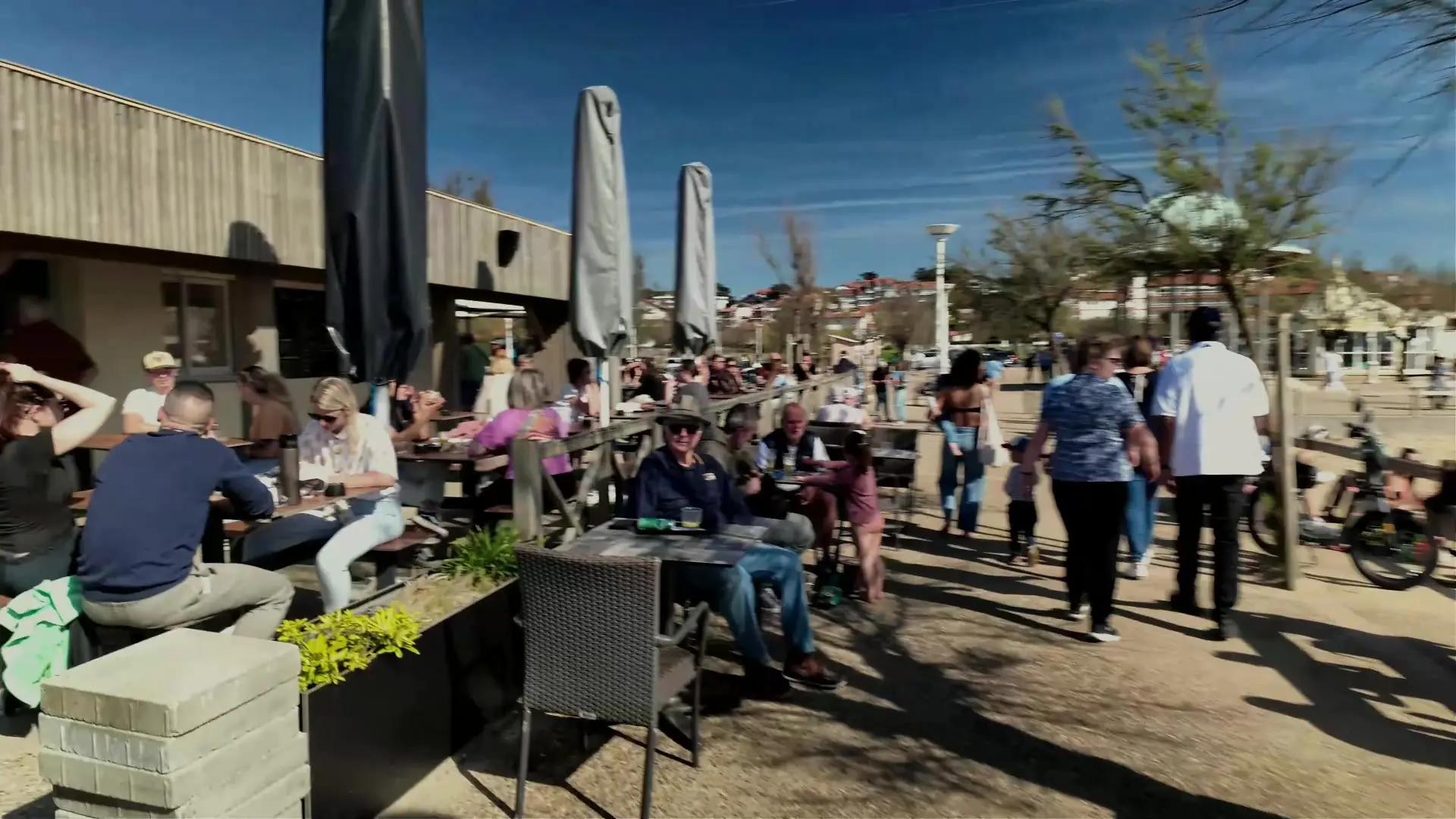 Terrazas y ambiente junto al paseo marítimo de Chambre d'Amour