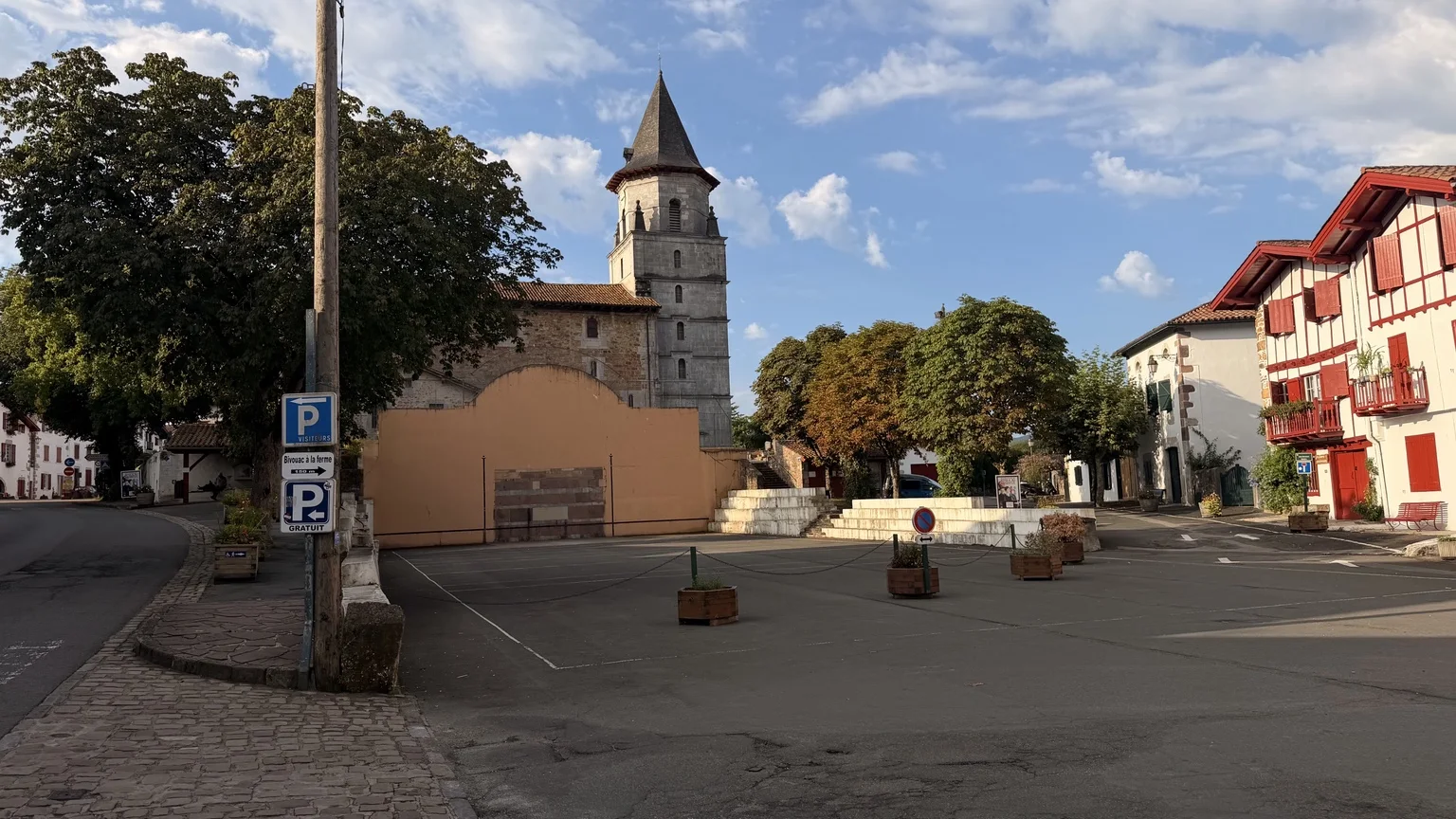 Frontón de Ainhoa con la iglesia de Notre-Dame-de-l’Assomption al fondo