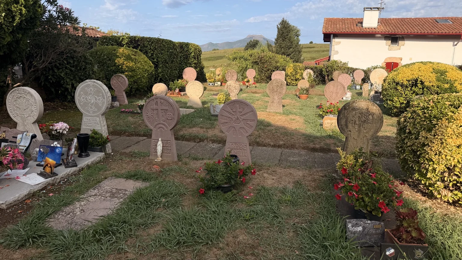 Cementerio de Ainhoa con estelas discoidales tradicionales junto a la iglesia