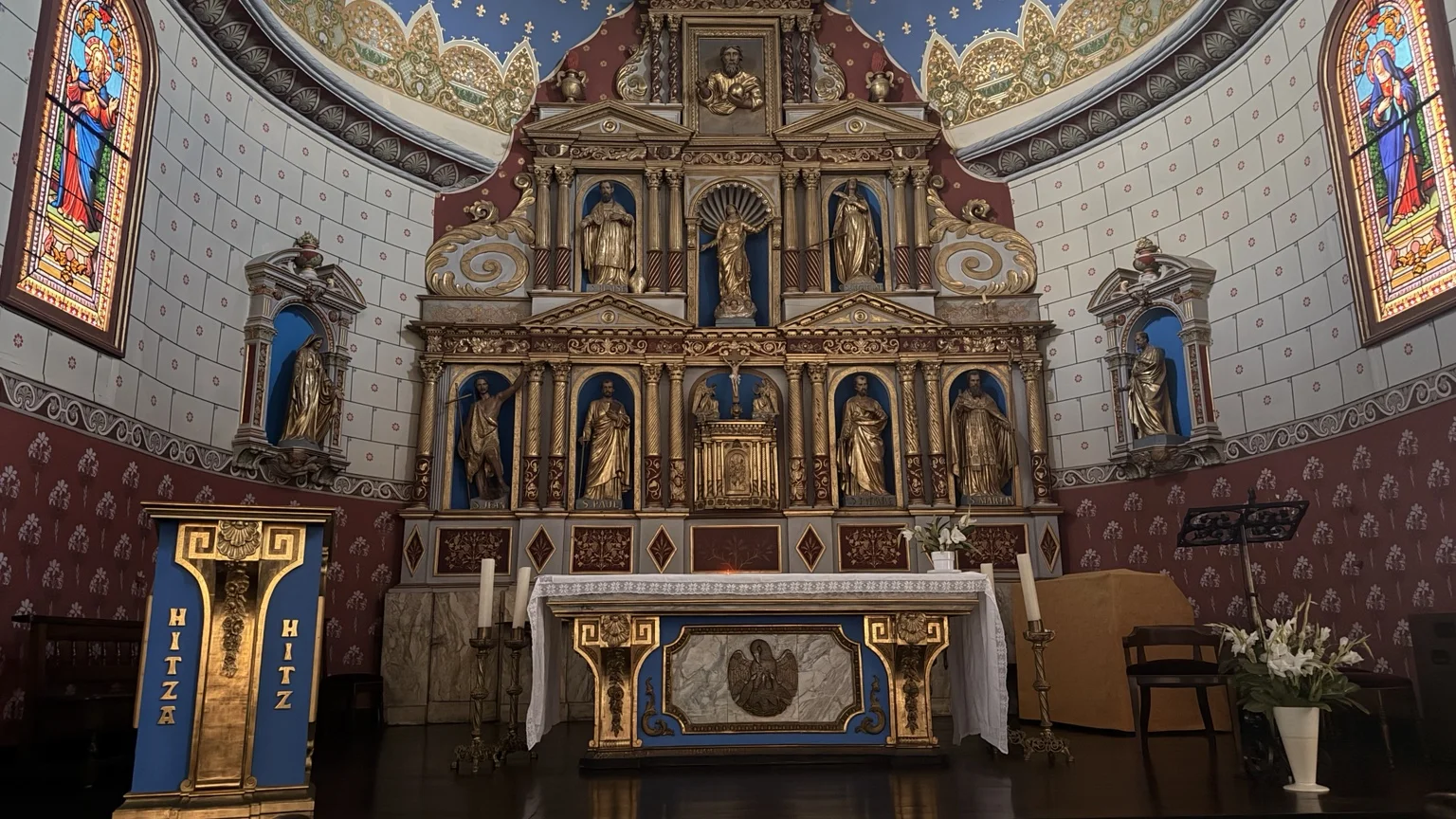 Altar y retablo en el interior de la iglesia de Notre-Dame-de-l’Assomption de Ainhoa