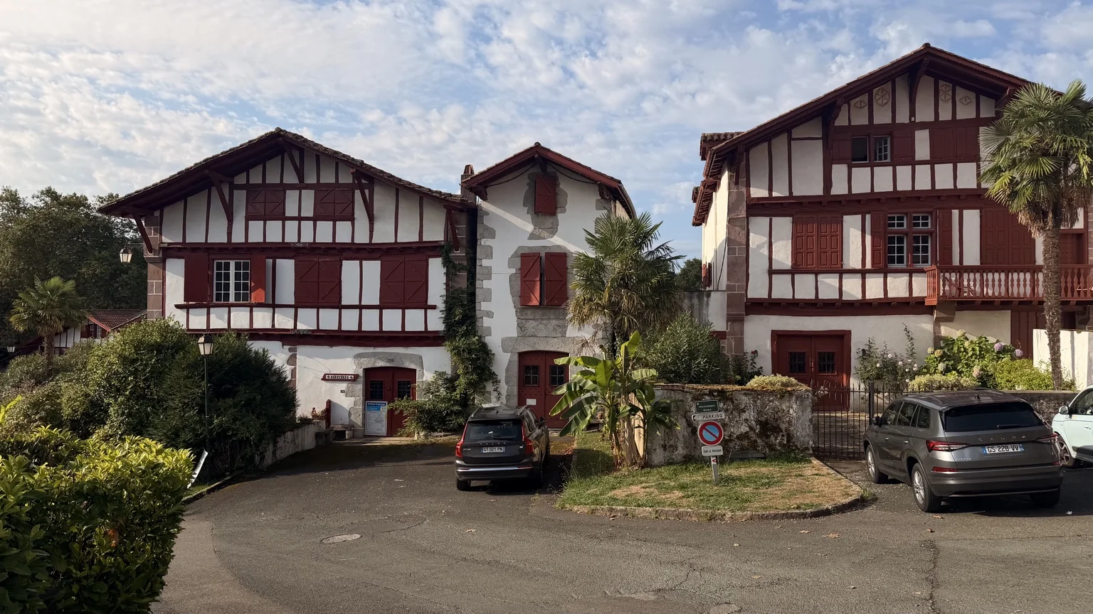 Casas blancas tradicionales de Ainhoa con carpinterías y entramados de colores