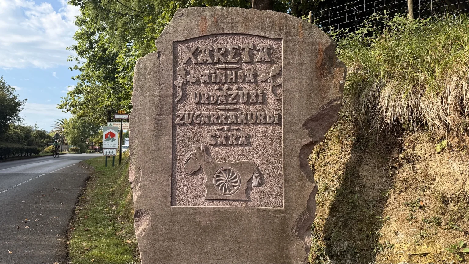 Piedra de Xareta con los nombres Ainhoa, Urdazubi, Zugarramurdi y Sara