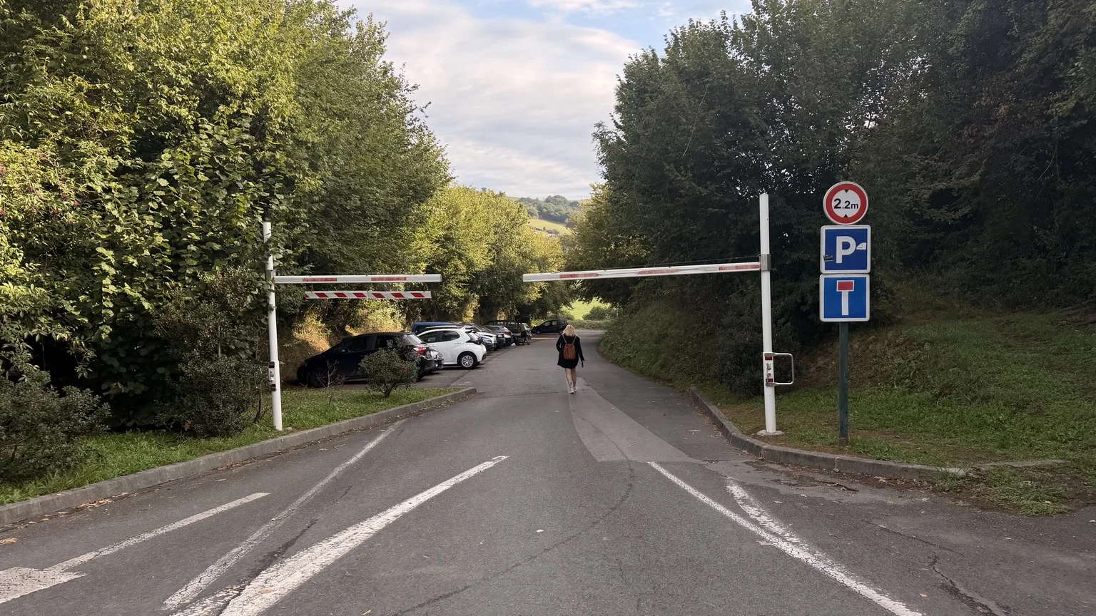 Acceso al aparcamiento utilizado en Ainhoa durante nuestra visita