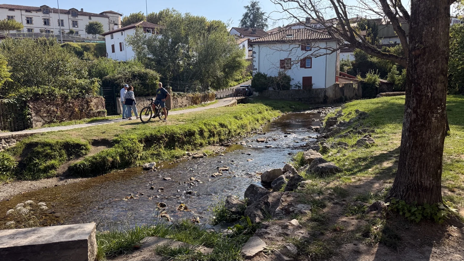 Paseo junto al arroyo
