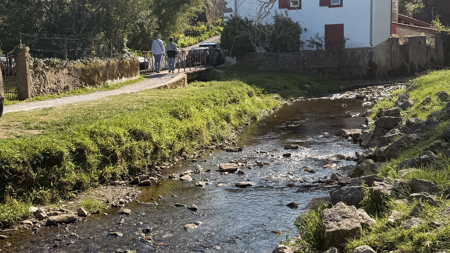 Arroyo y pequeño puente durante el paseo por Espelette