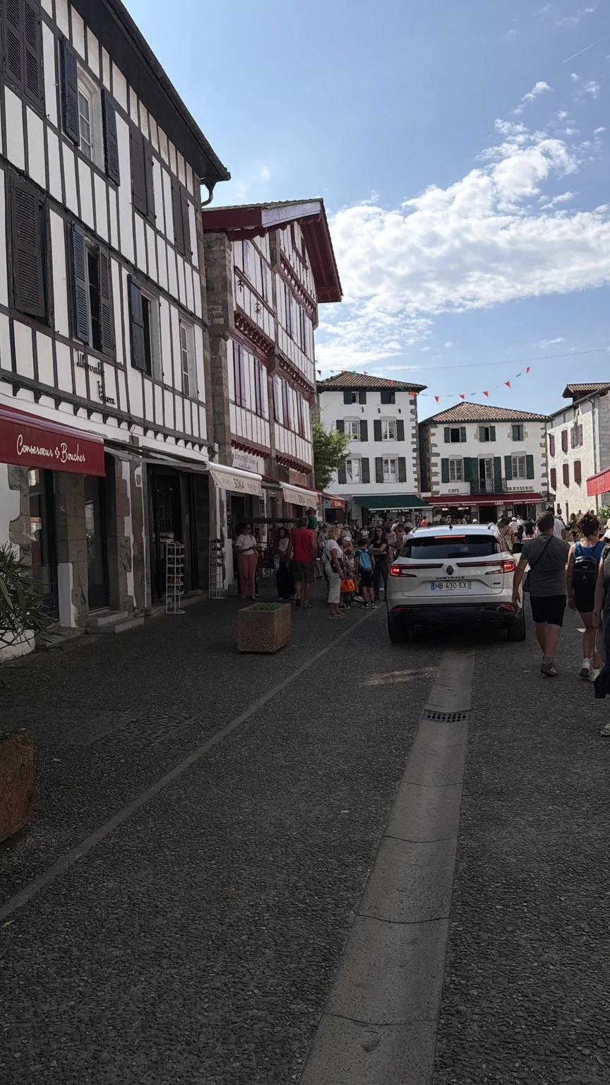 Calle del centro de Espelette con tiendas, peatones y ambiente