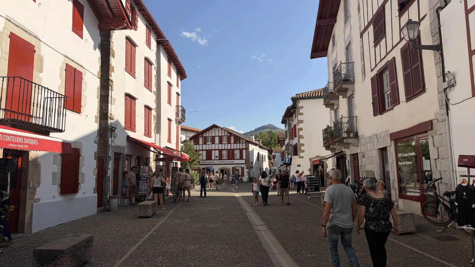 Calle principal de Espelette entre casas tradicionales y comercios