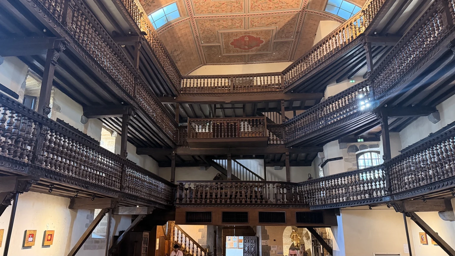 Galerías interiores de madera de la iglesia Saint-Étienne de Espelette