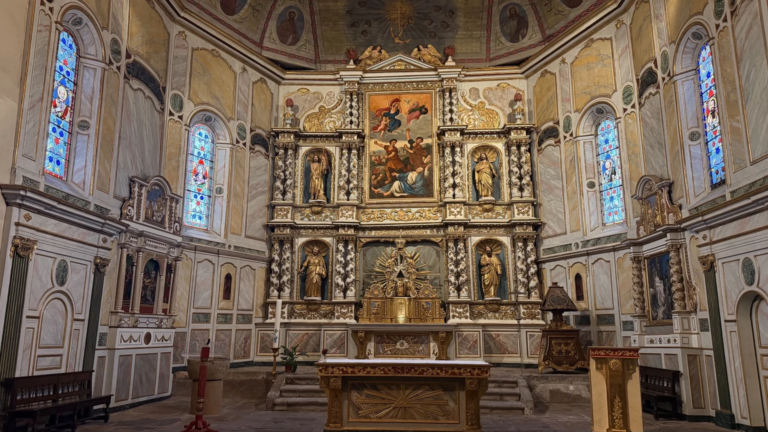 Retablo y altar del interior de la iglesia Saint-Étienne de Espelette