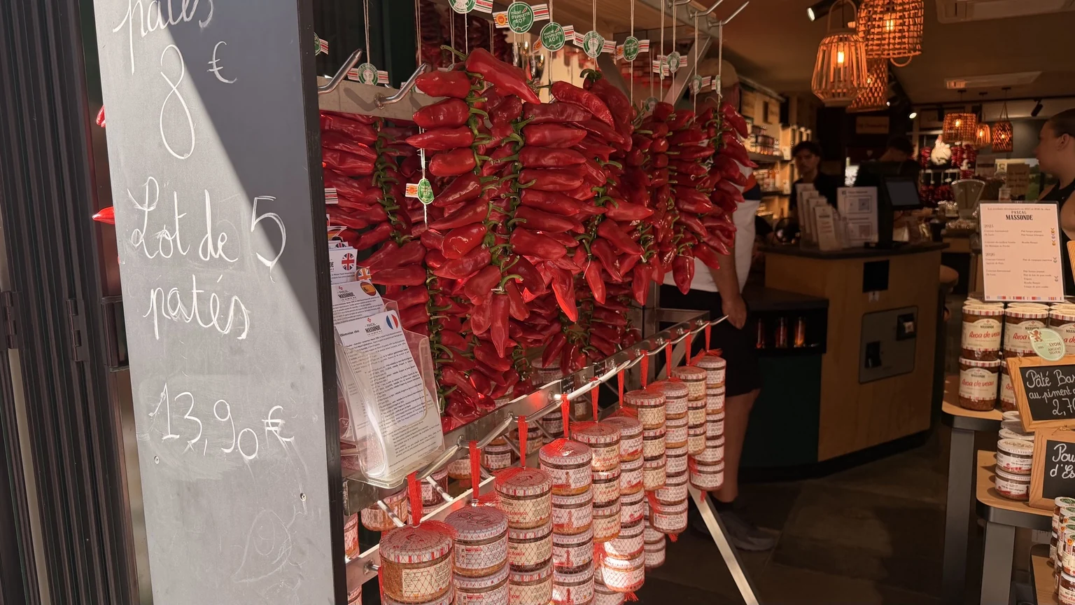 Ristras de pimientos rojos y productos de Espelette en una tienda