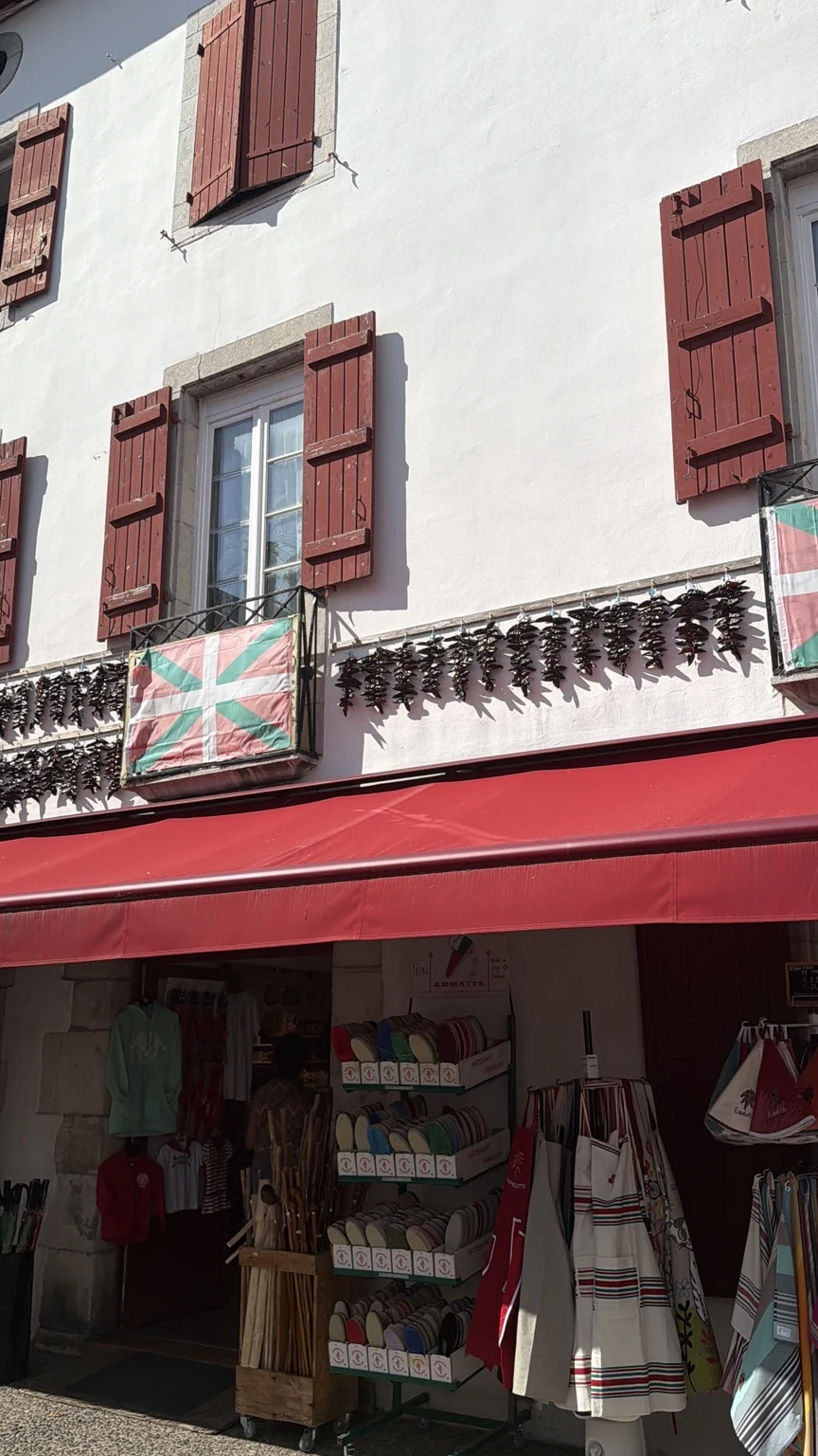 Tienda de Espelette con bandera vasca y productos locales