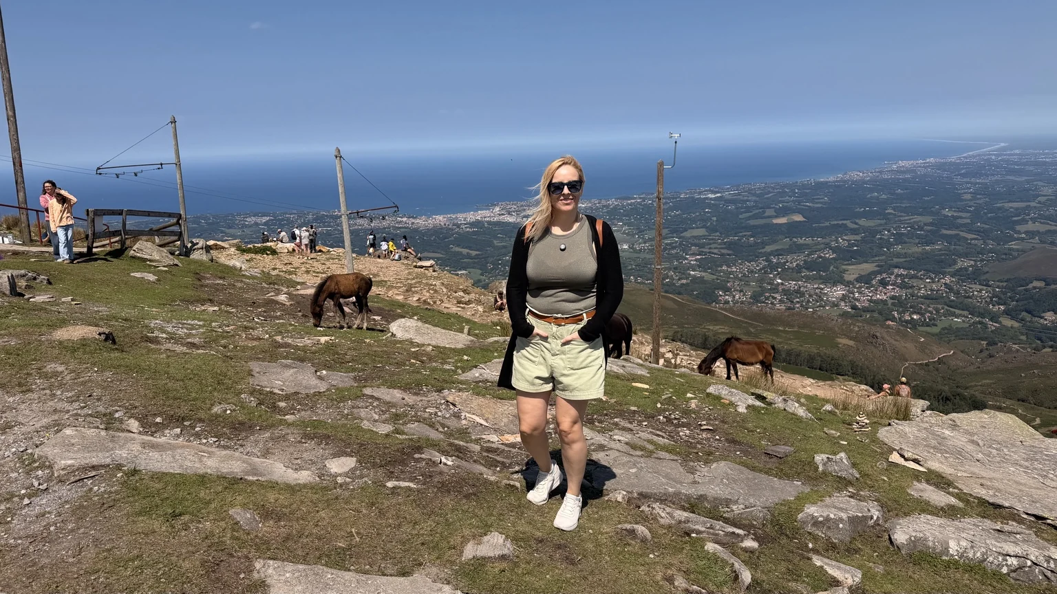 Alaitz en la cima de Larrun con pottok y la costa al fondo