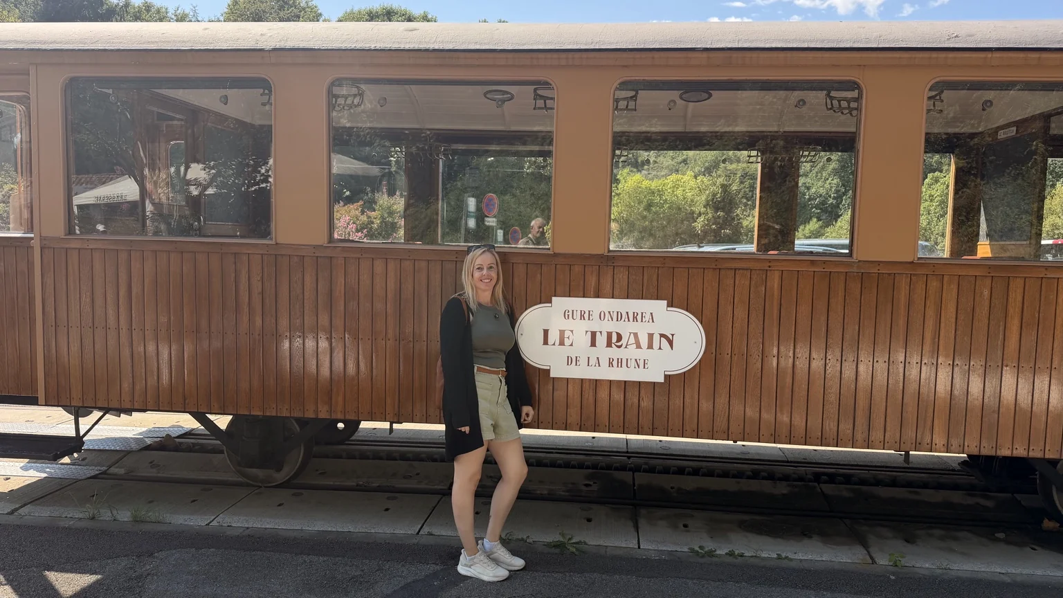 Alaitz junto a un vagón del Tren de La Rhune