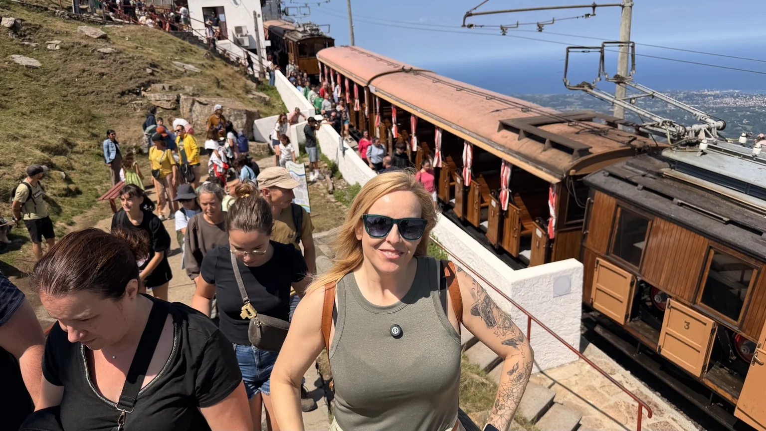 Alaitz junto al Tren de La Rhune en la estación de la cima