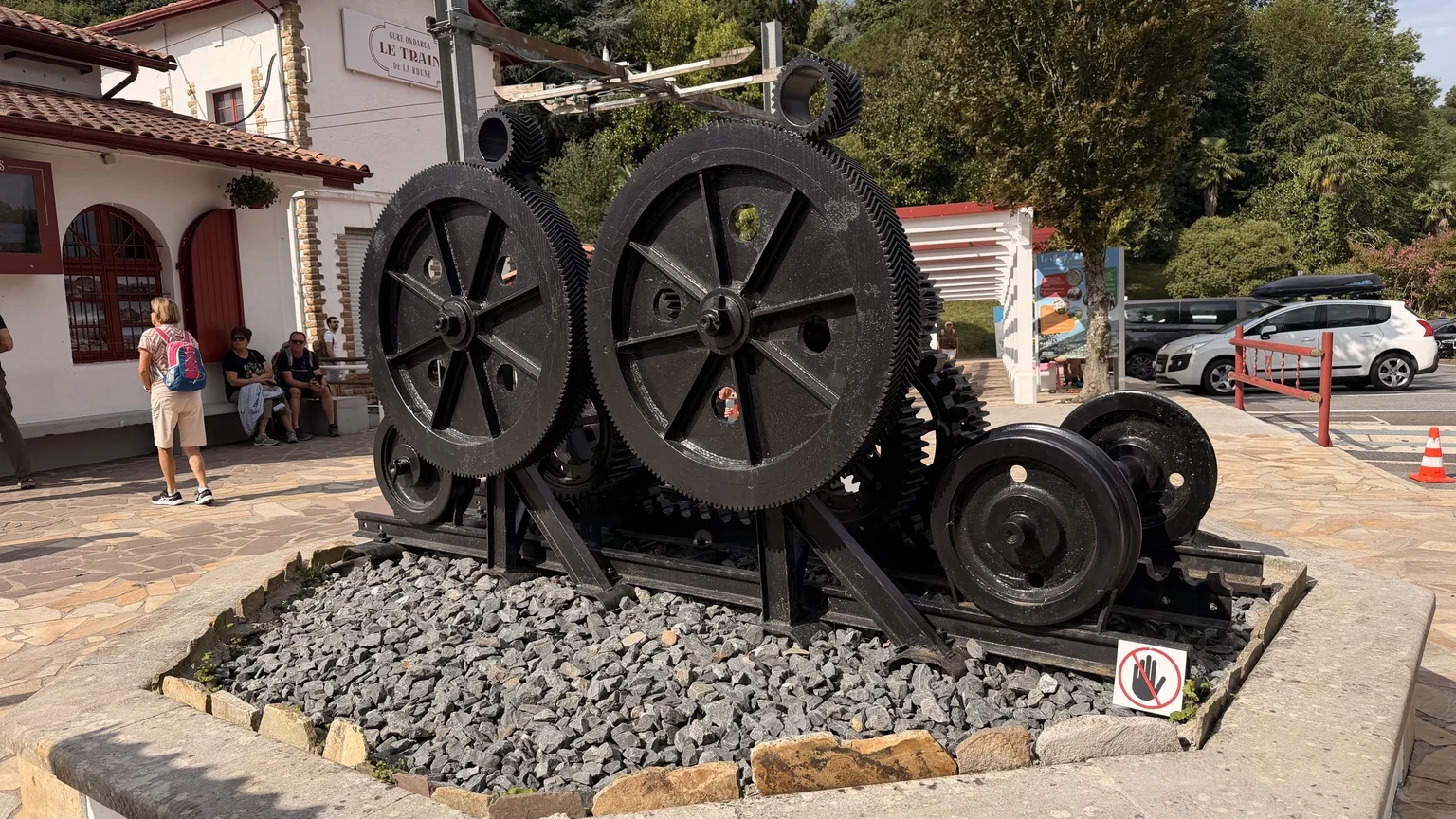 Mecanismo de engranajes expuesto junto a la estación del Tren de La Rhune