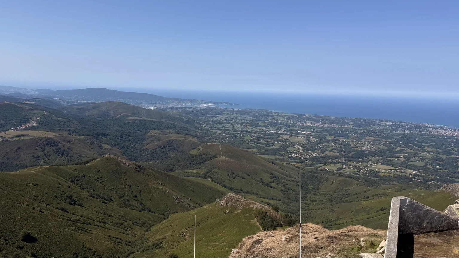 Gran panorámica desde la cima de Larrun hacia la costa y los valles