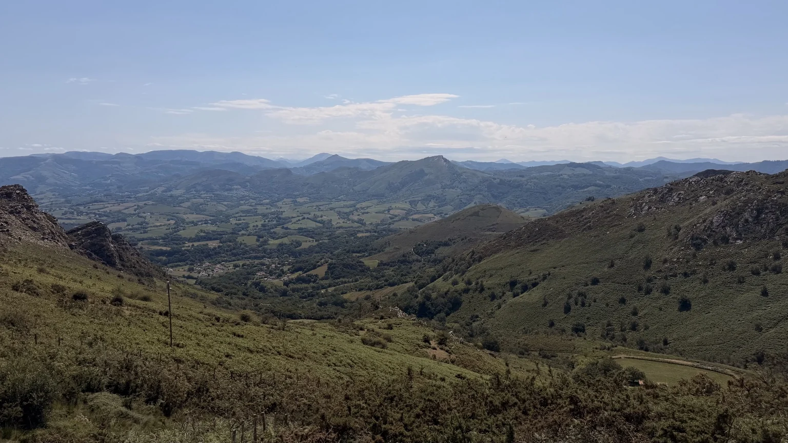 Panorámica de valles y montañas durante la subida a Larrun