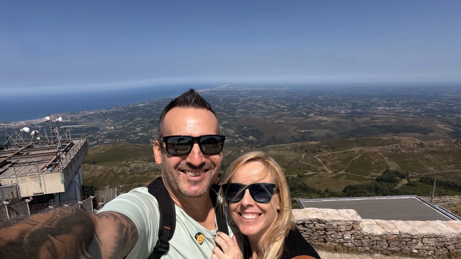 Txema y Alaitz en la cima de Larrun con panorama hacia el Cantábrico