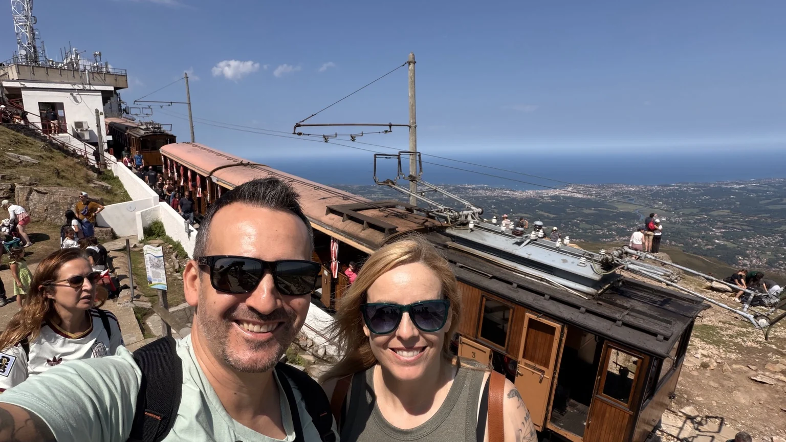 Txema y Alaitz en la cima junto al Tren de La Rhune