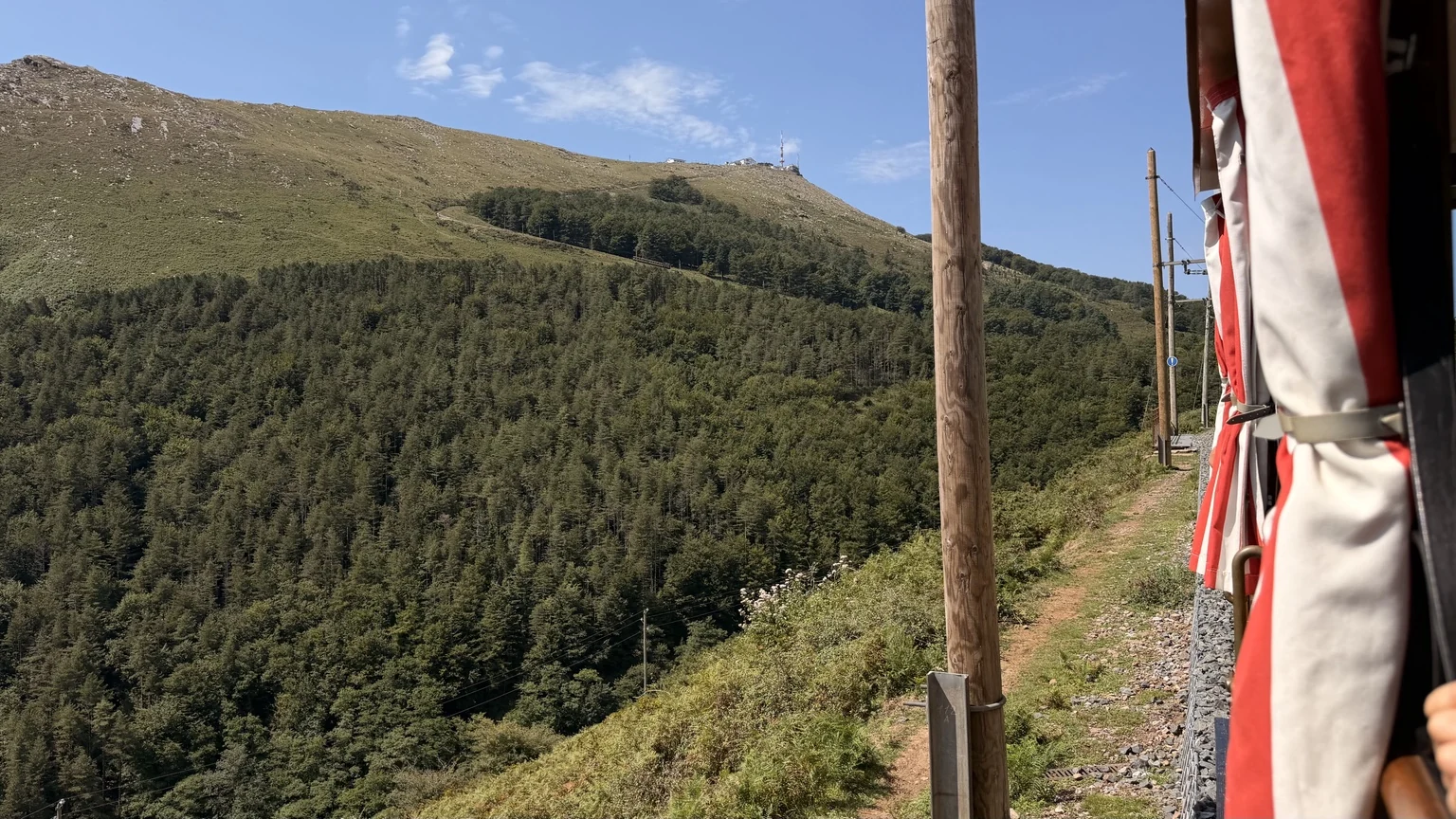 Tramo de subida del tren hacia la cima de Larrun