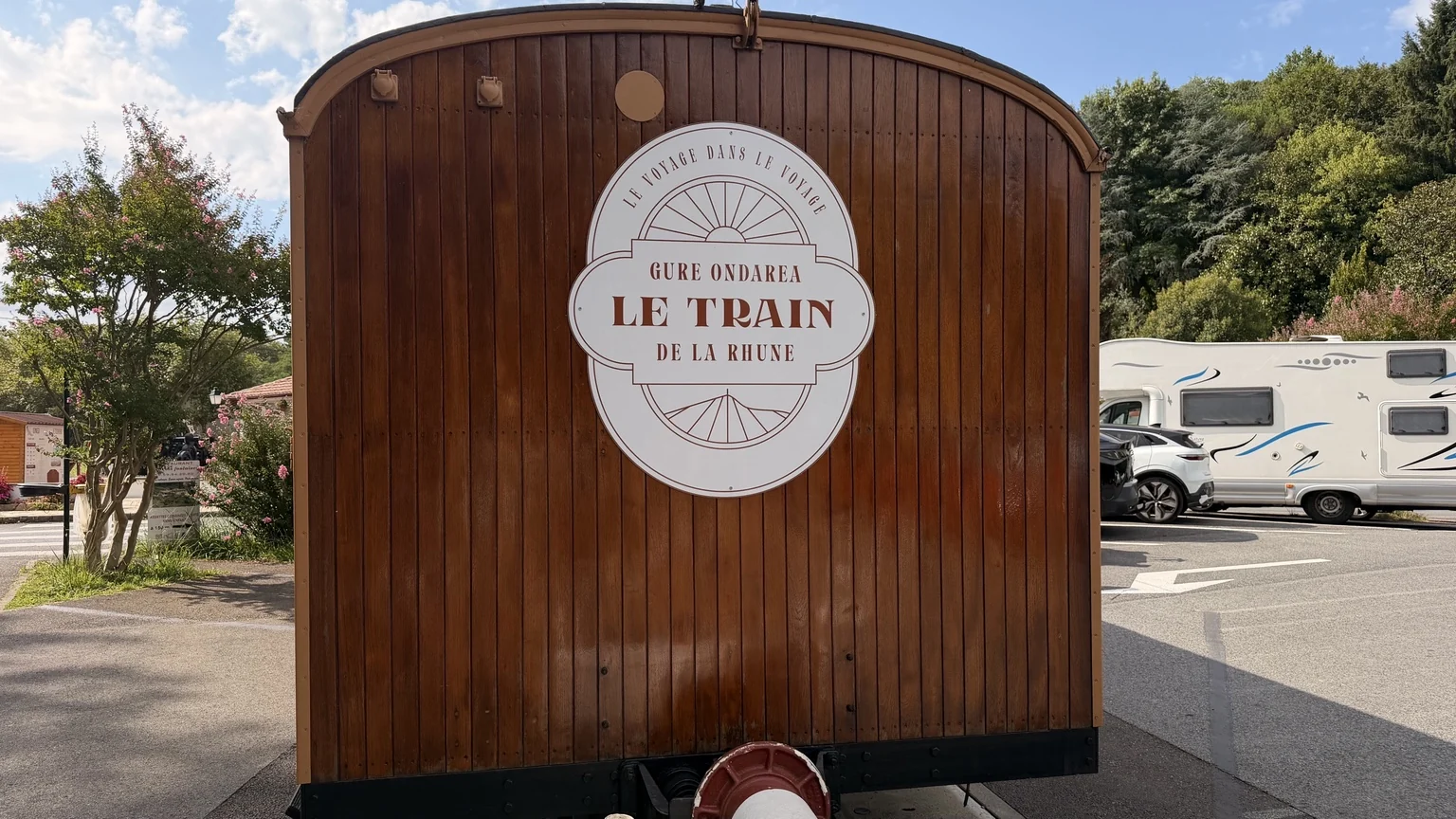 Detalle del tren de La Rhune con el rótulo Le Train de La Rhune