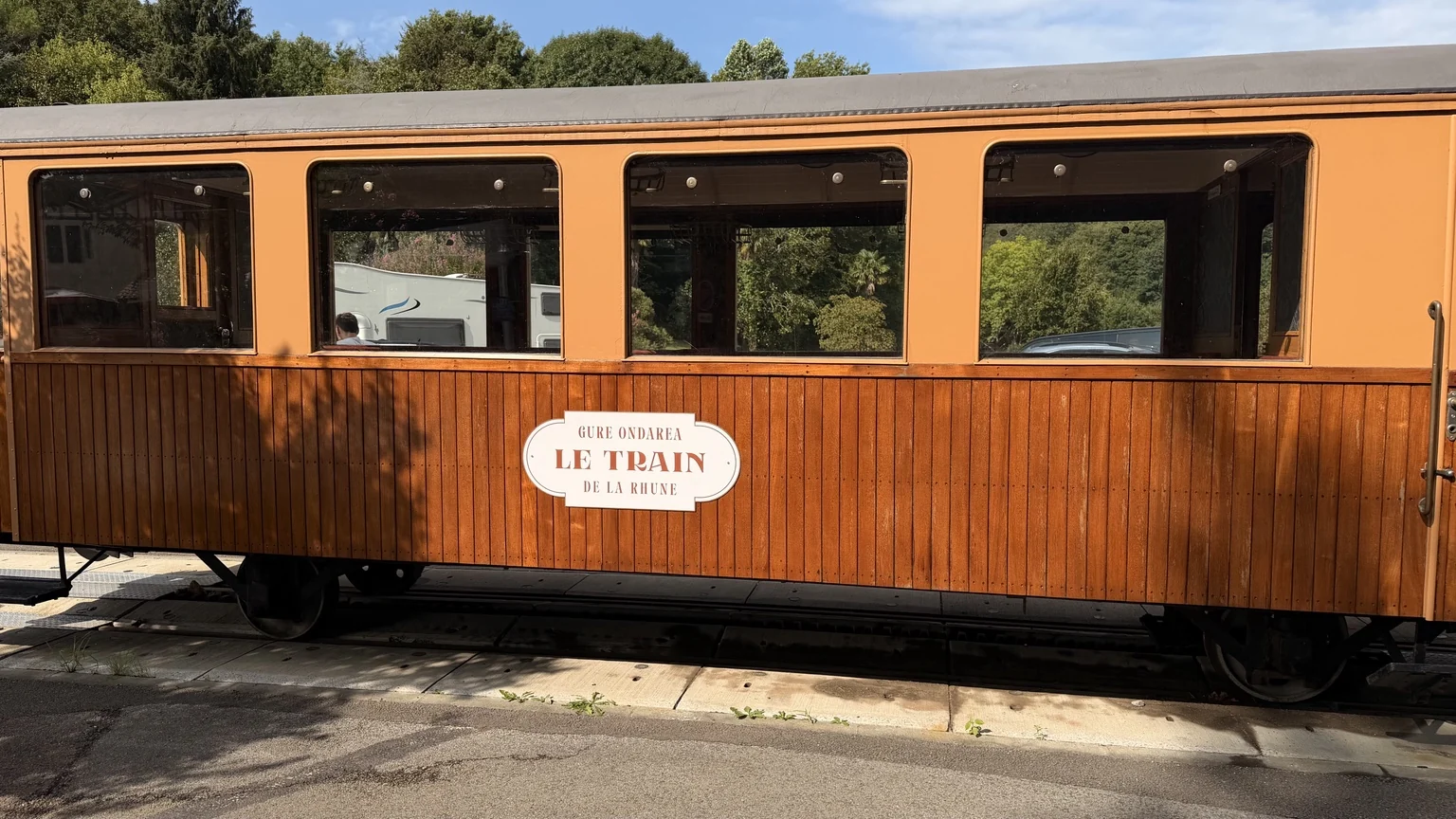 Vagón de madera del Tren de La Rhune en la estación