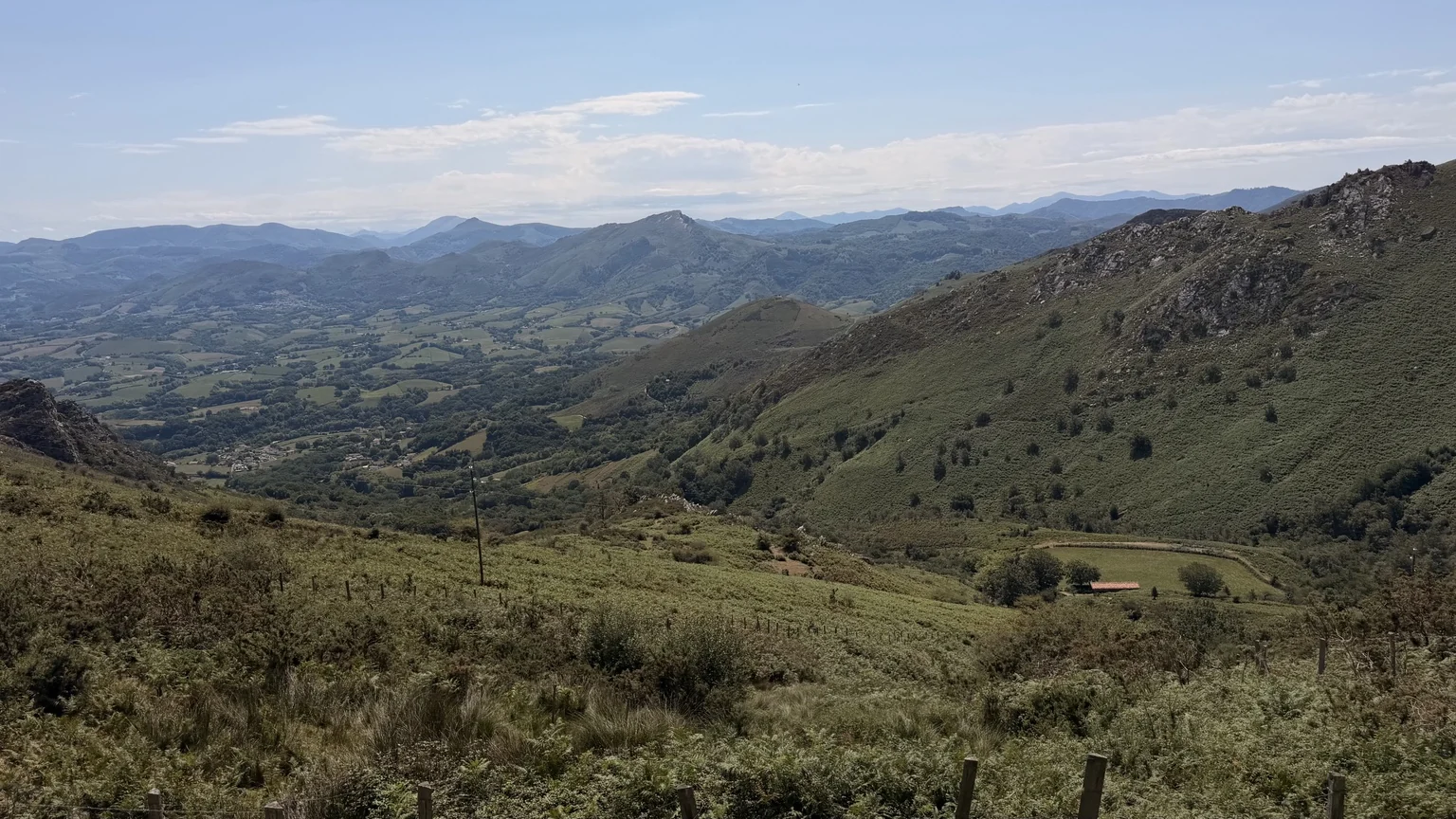 Paisaje de valle durante la subida en el Tren de La Rhune