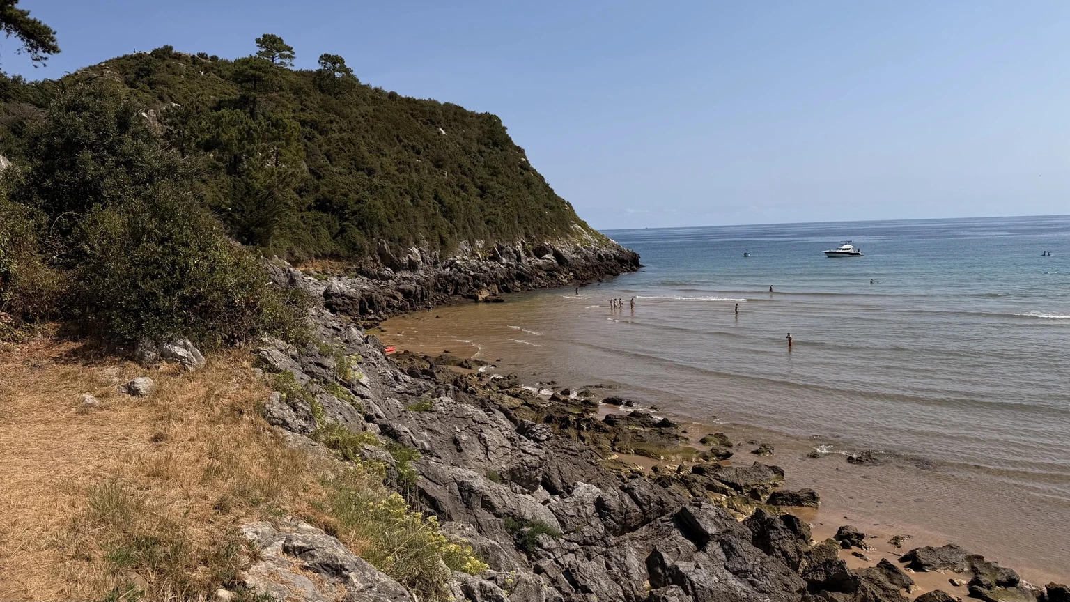 Costa rocosa junto a la isla de Garraitz en Lekeitio