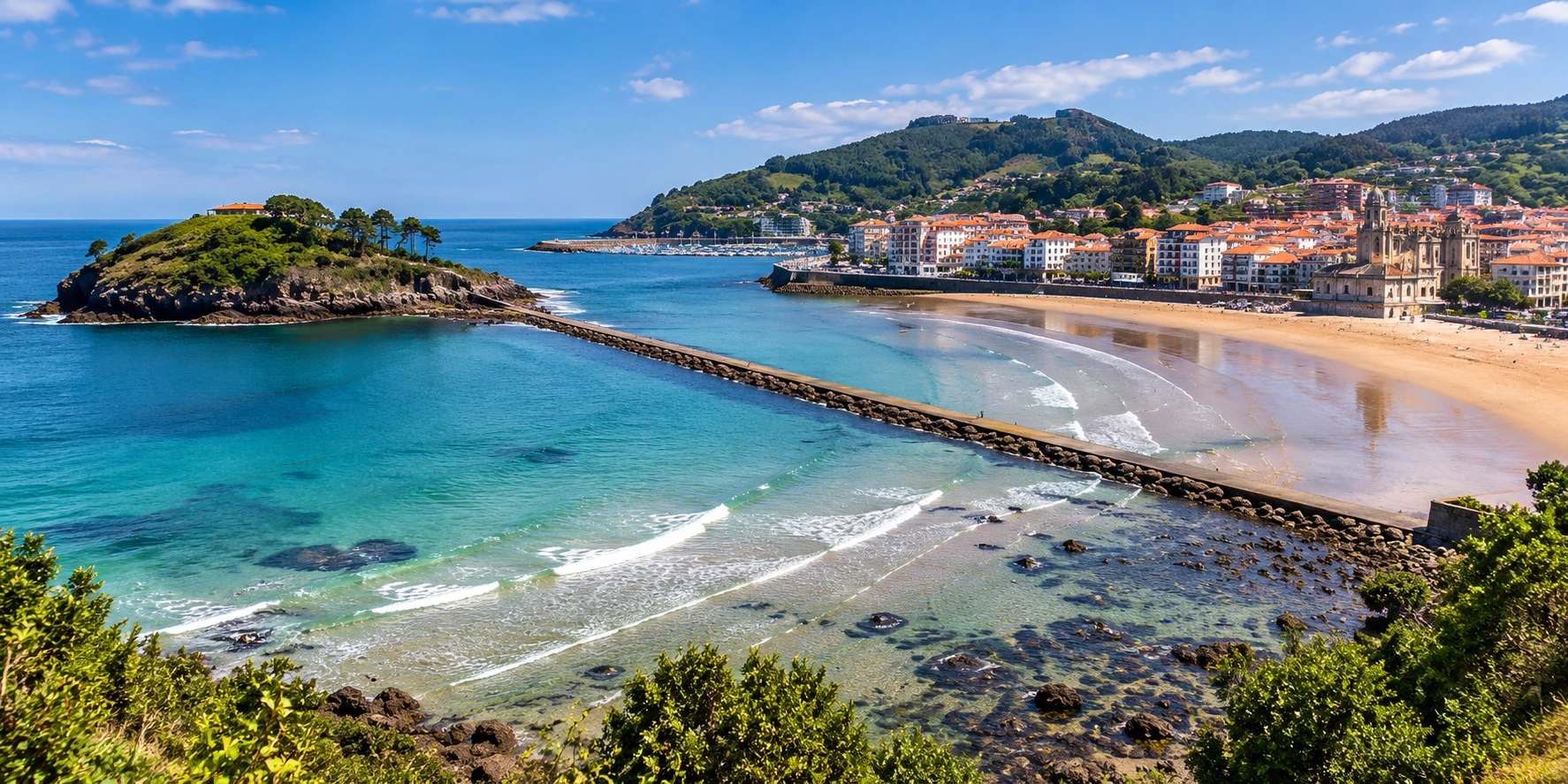Recreación editorial panorámica de Lekeitio con la playa de Isuntza, la isla de Garraitz, la bahía y el casco urbano