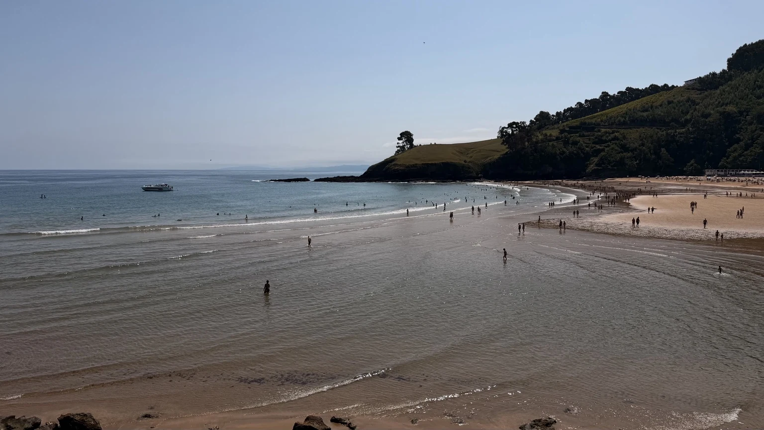 Vista abierta de la playa y la bahía de Lekeitio