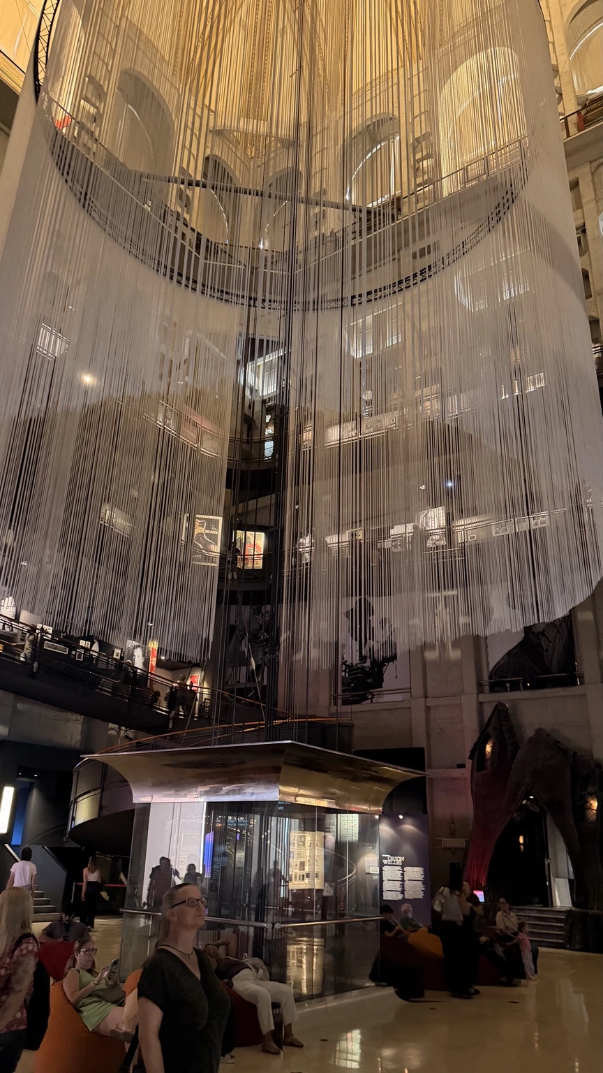 Sala central del Museo Nacional del Cine y ascensor panorámico