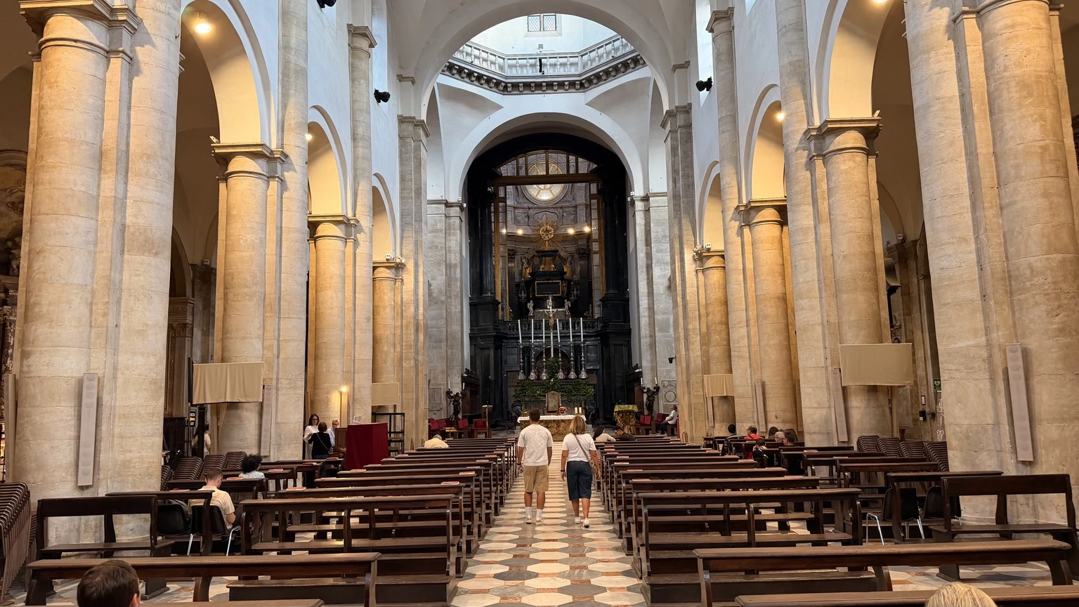 Nave interior de la Catedral de San Juan Bautista de Turín